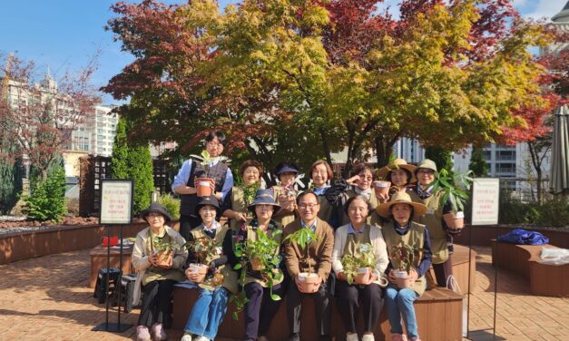 서초구립중앙노인복지관, ‘반려식물 분갈이 축제’