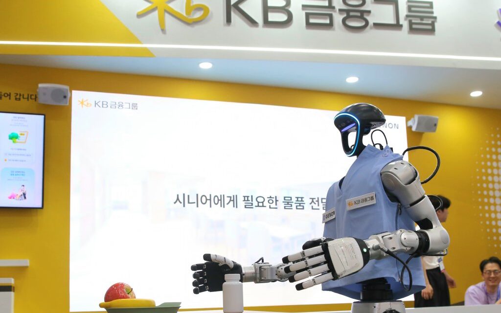 KB금융 ‘AI EXPO KOREA 2026’에서 시니어 특화 휴머노이드 ‘젠피’ 공개… 에이지테크의 미래 선보여