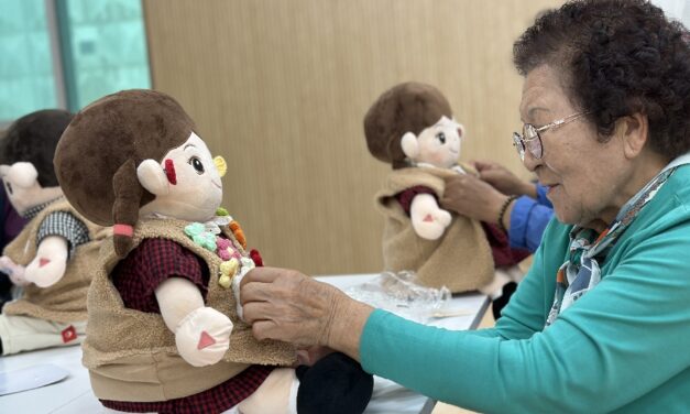 포천시, AI 돌봄로봇 이용 어르신 자조모임… ‘추억 남기기’로 정서 교류